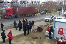 就亮个证的事，女子上演打滚儿撒泼大戏为哪般？拘留15日图片