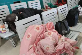 高龄流浪者群像：怕拖累家人，栖居医院视频封面