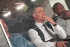 有爱互动！C罗“敲打”伯纳乌偷拍球迷：看比赛啊别看我图片