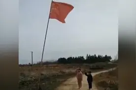 姐弟村口升旗，父亲：上网课姐自觉弟调皮视频封面