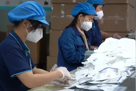 广州工会为一线口罩厂工人免费剪发，工人感叹：终于可以剪头发了视频封面
