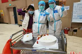 方舱医院9岁患者与护士同跳手语舞：听我说，谢谢你图片
