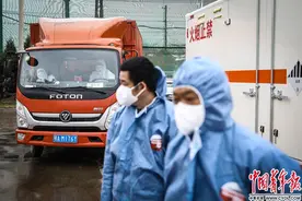 武汉首支医疗垃圾清运志愿者团队：“逆行跨境”31天清运医疗垃圾500吨图片