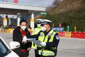 恩施交警30多天睡车里：等疫情结束回家好好洗个热水澡图片