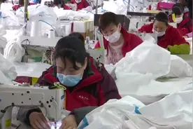 冲锋衣企业组团转产防护服，月制20万件视频封面