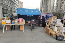快递重返小区上热搜！上海一小区不仅发了快递出入证，还开辟了临时“快递广场”图片