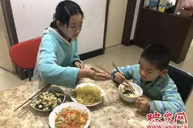 父母一线抗疫早出晚归 郑州14岁女孩在家独自照顾7岁弟弟图片