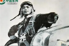 在我军空战史上，这位飞行员曾将战机倒飞回国，创造了奇迹图片