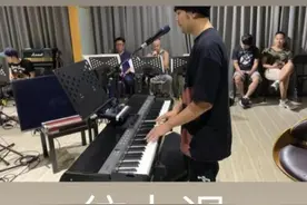 新歌真的要来了？周杰伦晒录音房弹唱视频图片
