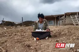 防疫延迟开学，西藏贫困生利用免费“流量包”线上学习图片