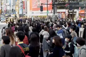 网友担心的事发生了！学校停课日本学生出门逛街：没作业太闲了图片