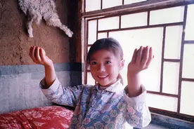 还记得电影《暖春》里的小花吗？她现在长这样图片