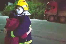 消防员与妻子因疫情45天未见面 救火归途偶遇图片