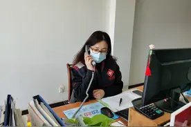 面对疫情鼓斗志 军转女兵展英姿图片