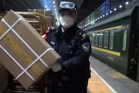 这趟北京开往武汉的列车，装了2万套防护服视频封面