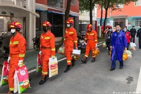 消防员奔波抗疫一线：登门服务转运病患护送医务人员图片