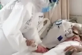 在ICU 80多岁危重症老人拉着这位上海护士的手久久不愿松开图片