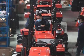 浙江宁波：拖拉机厂赶工 保障春耕备耕图片