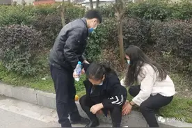 女乘客在客车上突发疾病，民警及时救助转危为安图片