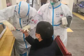 我用一把大剪刀 成为方舱医院剪指甲小能手图片
