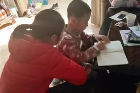 让一线抗疫的妈妈放心，10岁姐姐给6岁弟弟当老师图片