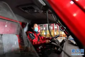 物流配送路上的货车女司机图片