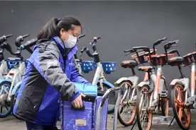 微纪录丨共享助力车换电员蔡兰芳：给城市“加能量”图片