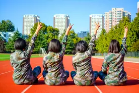 “三八”妇女节，郑州“兵哥哥”这样“表白”“短发女神”图片