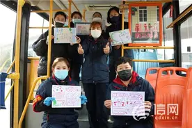 孩子们制作手抄报 给巾帼公交人送上节日祝福图片