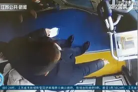口罩不戴好 后果很严重：乘公交拒戴口罩 南京一男子被警方带走图片