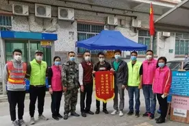 湖北籍小伙儿流浪多天无处可去，直到一个冷雨夜……图片