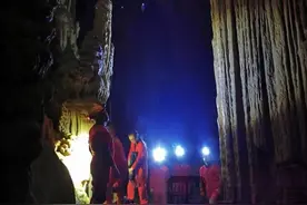 古蔺探险队探秘无名溶洞 发现神秘岩画图片