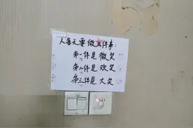 疫线见闻｜缓解患者焦虑心理 护士手绘中医穴位“手抄报”图片