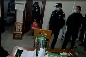3条狼狗看门，这伙人躲养猪场聚赌，栽了图片