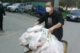 100多斤猪肉挂满单车车把 辛苦了物业小哥图片