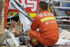 泉州坍塌现场年幼姐弟遇难，被发现时弟弟仍抱着姐姐的腰图片