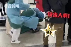 疼哭了！护士为救癫痫患者 手指被咬近半分钟图片