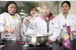 新360行｜零食试吃员：每天开千颗坚果，最“拉仇恨”的工作图片