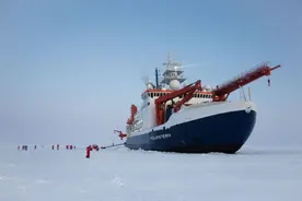 《自然》：新冠病毒影响到一艘冻在北极海冰里的国际科考船图片