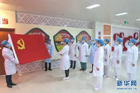 你举起右手宣誓的样子最美图片