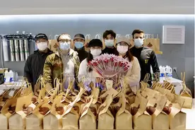 战疫英雄传｜咖啡店老板田亚珍：每天为医生免费提供500杯咖啡图片