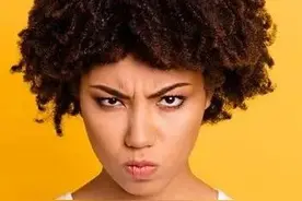 怎样用英语说“生某人的气”？丨BBC听英语图片