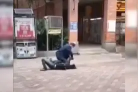 广州一流浪汉突然持刀冲击小区门岗！保安赤手搏斗将其制服视频封面