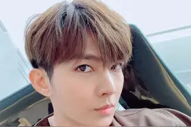 炎亚纶对镜放电分享自拍 留栗子色发型少年感十足图片