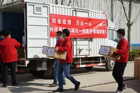一线医护工作者获赠番茄红素软胶囊图片