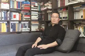 走进他的书房，仿若走进了法律书籍界的一个小小联合国图片