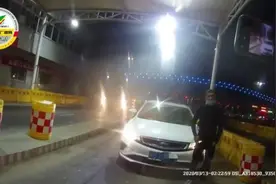 深夜去接女友，结果，被别人“接”走了图片