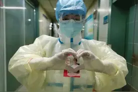 为了满足患者一个心愿，护士佩戴特殊胸牌上岗图片