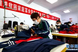 河北武安：“扶贫微工厂”有序复工图片