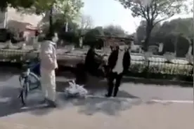 餐厅经营困难员工摆摊卖肉，杭州城管暖心执法：冬天不会太久！视频封面